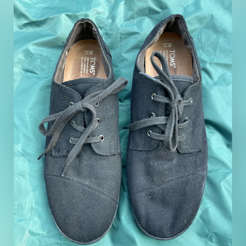 Tom’s Black Canvas Lace Up Shoes - size 11